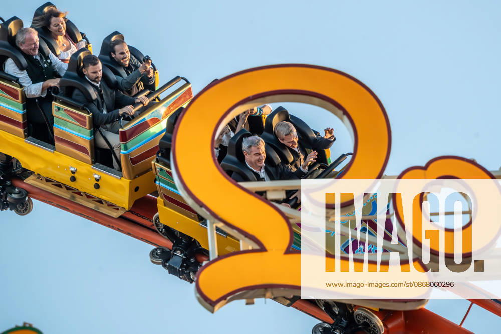 Ministerpräsident Markus Söder, CSU, und der Münchner Oberbürgermeister Dominik Krause, Die Grünen, fahren gemeinsam den Olympia-Looping auf dem Oktoberfest, nach erfolgreicher Münchner Olympia-Bewerbung, München, 28. September 2026 Deutschland, München, 28. September 2026, der Bayerische Ministerpräsident Markus Söder, CSU, und der Münchner Oberbürgermeister Dominik Krause, Die Grünen, fahren gemeinsam den Olympia-Looping auf dem Oktoberfest, nachdem die Münchner Olympia-Bewerbung erfolgreich war, München wird deutscher Olympia-Bewerber, Entscheidung des Deutschen Olympischen Sportbunds DOSB für München als Austragungsort der Olympiade 2036, 2040 oder 20244, Sport, Bayern