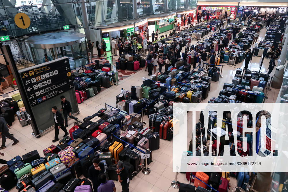 More than 3,000 passenger bags from 52 Thai Airways International flights are piled up at Suvarnabhumi Airport after severe flooding across Bangkok left ground staff unable to reach work, forcing scores of travelers to wait overnight, in Bangkok, Thailand, September 29, 2026. Bangkok Thailand - ZUMAp219 20260929_zip_p219_008