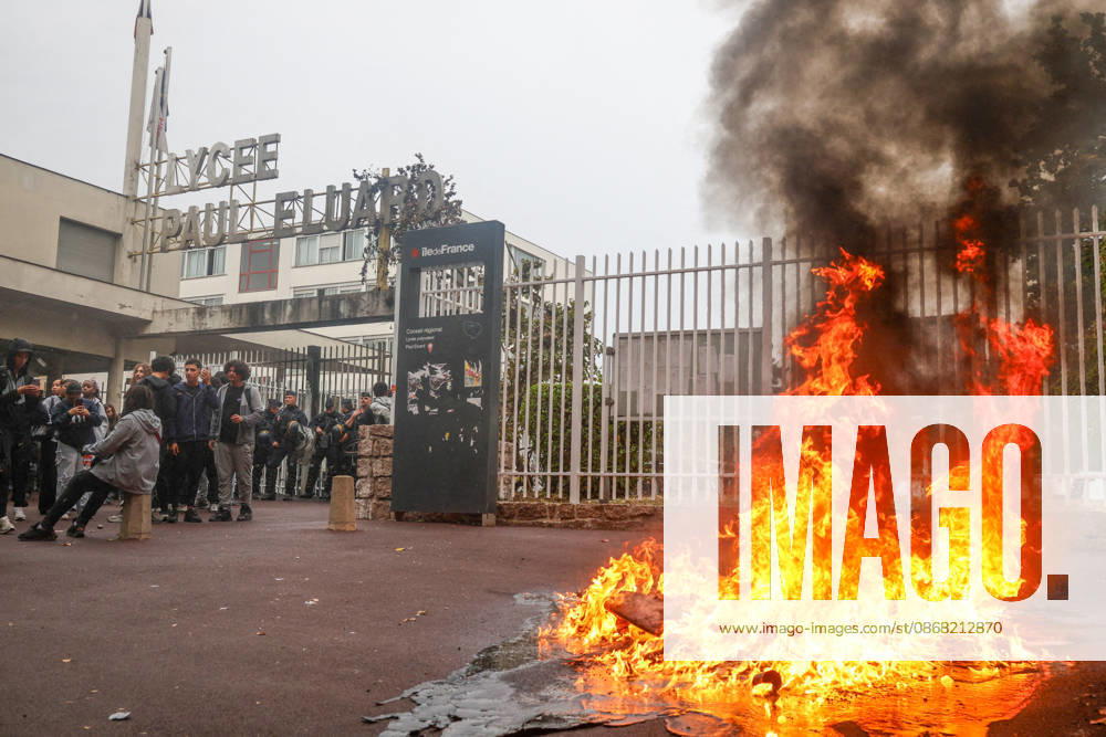 Students Protest at Paul Eluard secondary school - Saint Denis Firefighters intervene to extinguish fires as students gather in front of Paul Eluard secondary school in Saint-Denis, north of Paris, France on September 30, 2026, continuing their protest to demand the hiring of substitute teachers, increased resources and decent learning conditions. Photo by Raphael Lafargue ABACAPRESS.COM