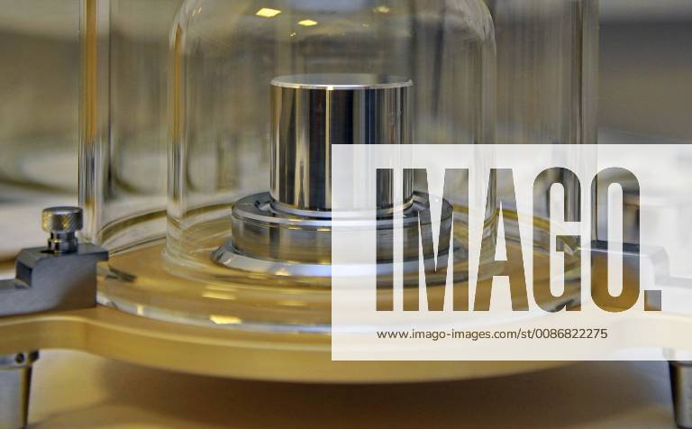 The platinum and iridium alloy cylinder (pictured on November 16, 2018 at the Czech Metrology Institute in Brno, Czech Republic) will no longer be a kilogram standard. Representatives of individual countries at the International Bureau of Weights and Measures (BIPM) conference, as expected, have decided to redefine the kilogram and other basic units. The base unit of mass is newly derived from the fixed value of the Planck constant. (CTKxPhoto IgorxZehl) CTKPhotoP201811160672001