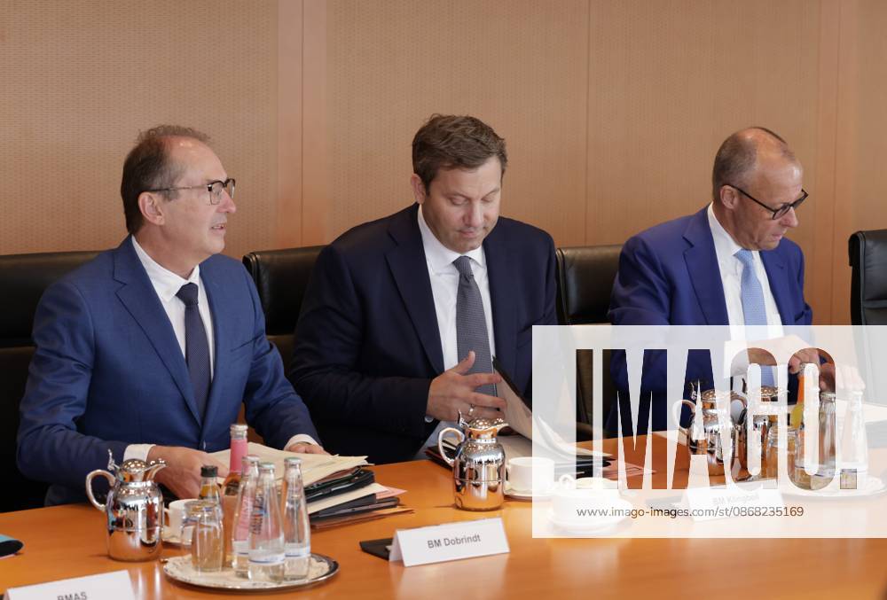 Alexander Dobrindt (CSU), Bundesinnenminister, Lars Klingbeil (SPD, Bundesminister der Finanzen, Vizekanzler und SPD-Bundesvorsitzender und Bundeskanzler Friedrich Merz (CDU), Deutschland, Berlin, Bundeskanzleramt, Das Bundeskabinett befasst sich in seiner 60. Sitzung am 30. September 2026 unter anderem mit den Auslandseinsätzen der Bundeswehr.