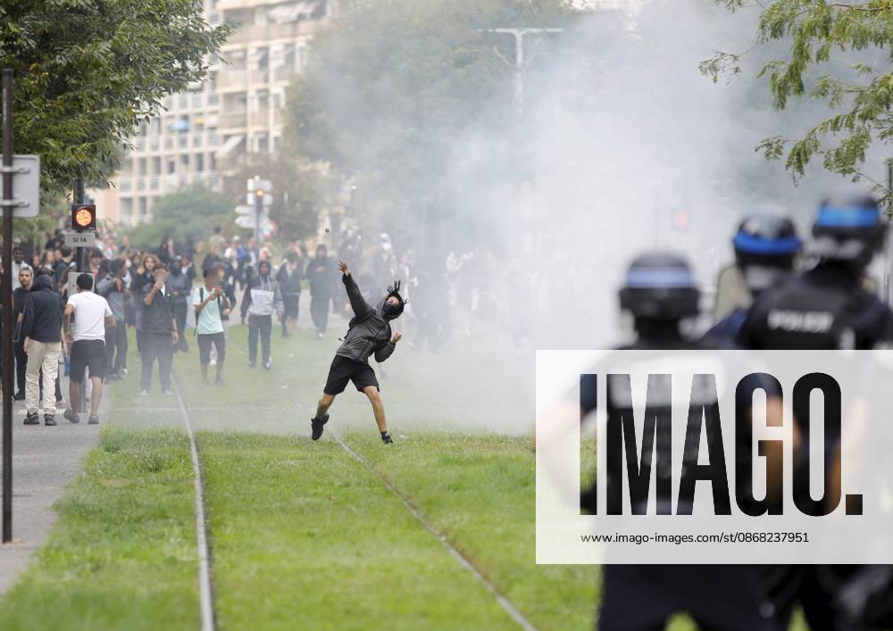 Protest by high school students in Nice PHOTOPQR NICE MATIN Dylan Meiffret Nice September 30, 2026 Protest by high school students in Nice HERE on Rue de France near the Magnan France vocational high school, Sept. 30, 2026 Protests over overcrowded classrooms, teacher shortages, and long school days have spread across France, with police detaining more than 400 people—many of them minors—on Tuesday. The movement began at high schools in the Paris area last week before expanding nationwide. Some school blockades turned violent as protesters set trash cans on fire and threw bottles at officers, who responded with batons and tear gas. Nice, France