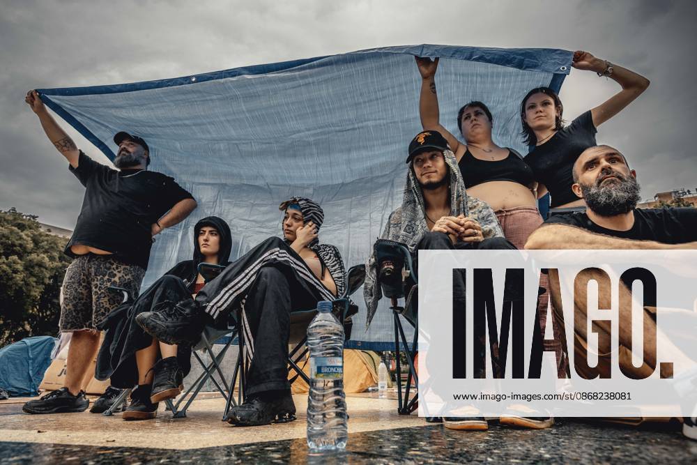 Protesters gather at a tent camp in Barcelonaâ€⠢s PlaoÂßa de Catalunya to demand affordable housing and an end to evictions amid nationwide protests over Spainâ€⠢s housing crisis. Barcelona Spain - ZUMAo105 20260930_fap_o105_015