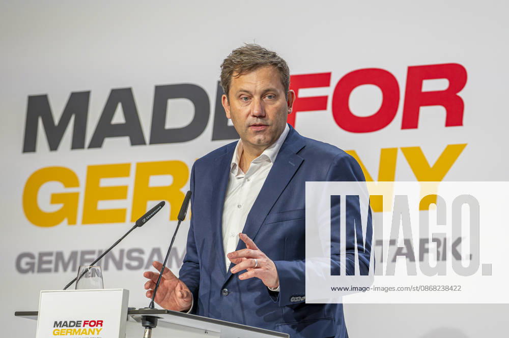 Lars Klingbeil EUR, Deutschland, Berlin, 30.09.2026: Pressestatements von Vizekanzler und Bundesminister der Finanzen Lars Klingbeil (SPD), Christian Sewing (Deutsche Bank) und Roland Busch (Siemens). Impulsvortrag vom Bundesminister der Finanzen Lars Klingbeil (SPD) zum Jahrestreffen der Initiative Made for Germany in der Mosaikhalle der Siemens AG. Christian Sewing und Roland Busch