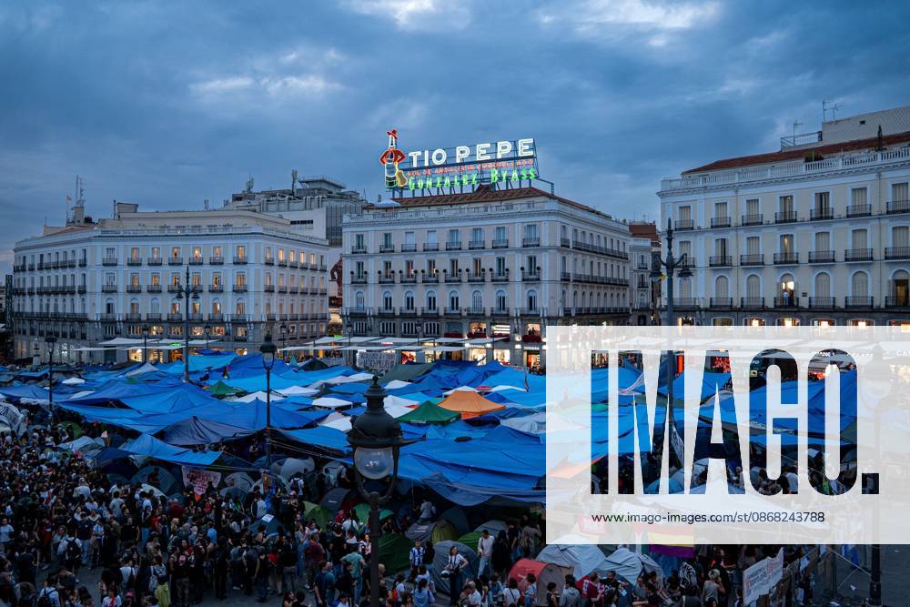 MADRID, SPAIN, SEPTEMBER 29, 2026: Hundreds of housing protesters gather at the Puerta del Sol encampment after organizers warned that far-right groups were threatening to confront activists and attempt to remove the camp. Protesters mobilized to protect the encampment as tensions increased around the square, where activists have been demanding stronger measures against evictions and Spain s housing crisis. The regional government of Madrid gave the central government 48 hours to dismantle the camp and said it would pursue legal action if the demand was not met. Madrid Spain - ZUMAq101 20260929_zna_q101_157