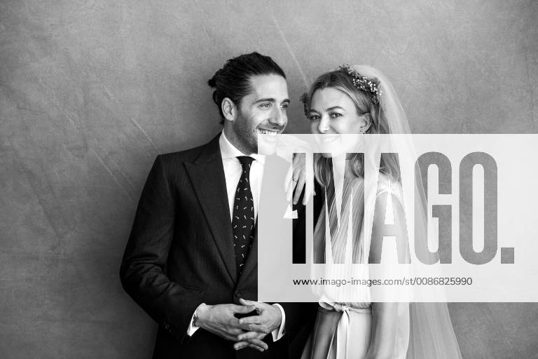 A handout picture provided Ortega Family shows Spanish multinational clothing company Inditex heiress, Marta Ortega, and her husband, Carlos Torretta (L), during their wedding ceremony at the family residence in A Coruna, Galicia, northwestern Spain, 16 November 2018. Inditex heiress Marta Ortega marries Carlos Torretta !ACHTUNG: NUR REDAKTIONELLE NUTZUNG!