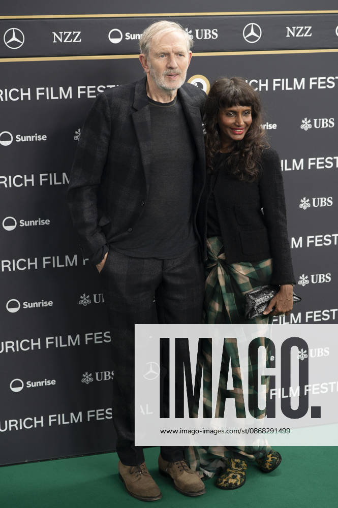 Anton Corbijn mit Ehefrau Nini Corbijn bei der Premiere des Kinofilms A Talent for Murder Ein Talent fürs Morden auf dem 22. Zurich Film Festival im Corso. Zürich