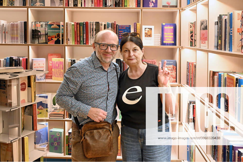 Minifestival AH0J (Literaturfestival) - Tschechien setzt über - der Kulturinitiative Literaturschiff, in der Buchhandlung Kurdirektion in Bad Ischl. Lesungen und Gespräche in Korrespondenz zum Gastauftritt Tschechiens auf der Frankfurter Buchmesse 2026. Es liest die tschechische Schriftstellerin und mehrfache Literaturpreisträgerin Radka Denemarkovich. Die Veranstaltung wrd moderiert von Julia Miesenböck, fotografiert am 30.09.26. Das Bild zeigt links den Veranstalter Christian Gsöllradl-Samhabber mit der Schriftstellerin Radka Denemarkovic 2026 - Minifestival AH0J (Literaturfestival) - Tschechien setzt über - der Kulturinitiative Literaturschiff, in der Buchhandlung Kurdirektion in Bad Ischl. Lesungen und Gespräche in Korrespondenz