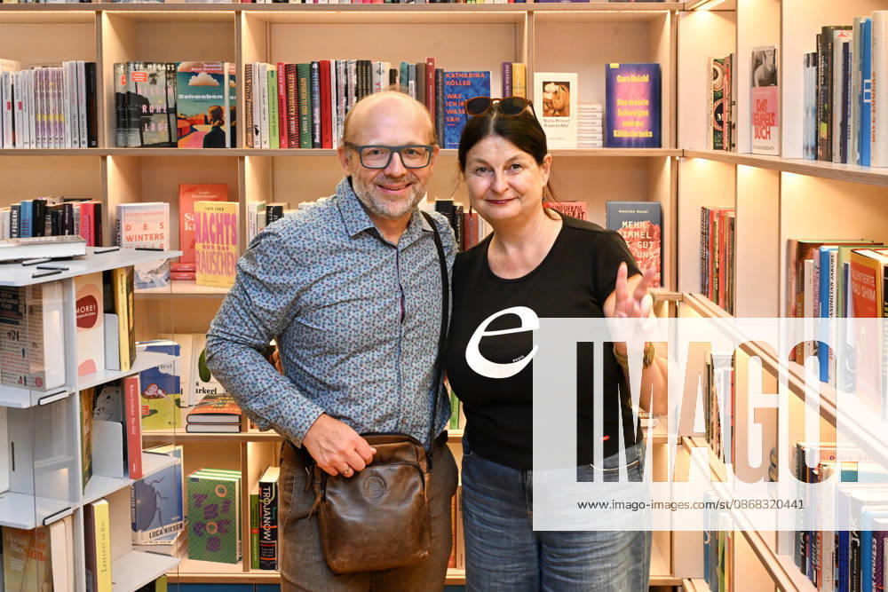 Minifestival AH0J (Literaturfestival) - Tschechien setzt über - der Kulturinitiative Literaturschiff, in der Buchhandlung Kurdirektion in Bad Ischl. Lesungen und Gespräche in Korrespondenz zum Gastauftritt Tschechiens auf der Frankfurter Buchmesse 2026. Es liest die tschechische Schriftstellerin und mehrfache Literaturpreisträgerin Radka Denemarkovich. Die Veranstaltung wrd moderiert von Julia Miesenböck, fotografiert am 30.09.26. Das Bild zeigt links den Veranstalter Christian Gsöllradl-Samhabber mit der Schriftstellerin Radka Denemarkovic 2026 - Minifestival AH0J (Literaturfestival) - Tschechien setzt über - der Kulturinitiative Literaturschiff, in der Buchhandlung Kurdirektion in Bad Ischl. Lesungen und Gespräche in Korrespondenz