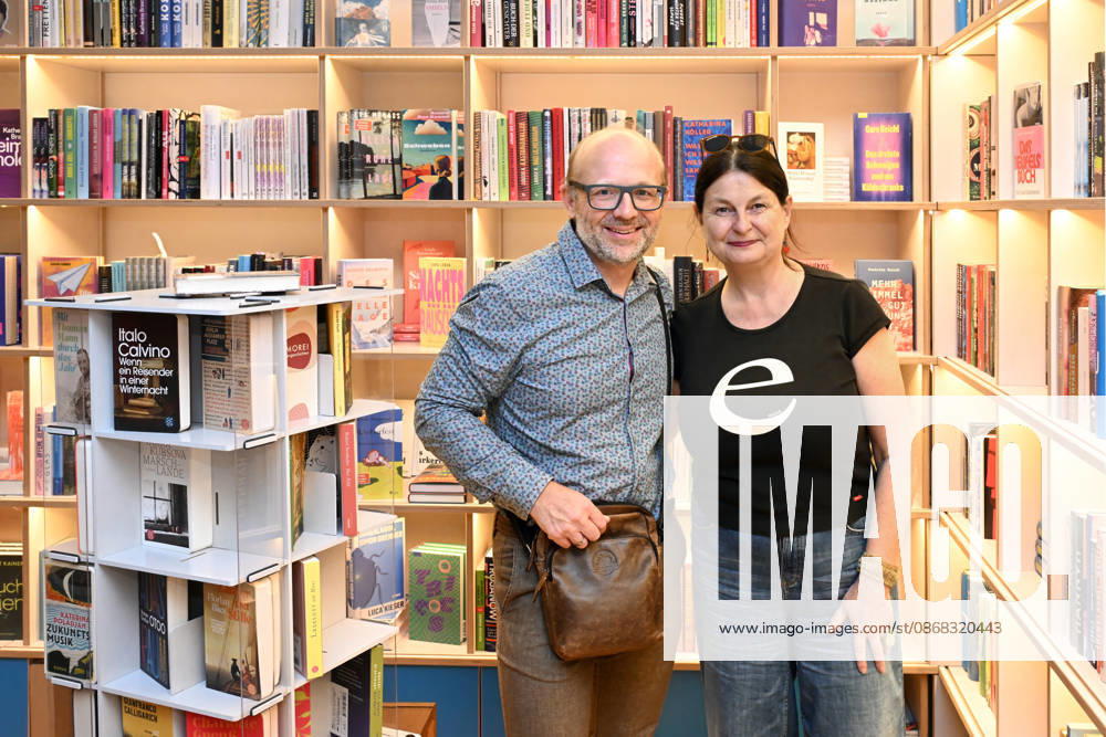 Minifestival AH0J (Literaturfestival) - Tschechien setzt über - der Kulturinitiative Literaturschiff, in der Buchhandlung Kurdirektion in Bad Ischl. Lesungen und Gespräche in Korrespondenz zum Gastauftritt Tschechiens auf der Frankfurter Buchmesse 2026. Es liest die tschechische Schriftstellerin und mehrfache Literaturpreisträgerin Radka Denemarkovich. Die Veranstaltung wrd moderiert von Julia Miesenböck, fotografiert am 30.09.26. Das Bild zeigt links den Veranstalter Christian Gsöllradl-Samhabber mit der Schriftstellerin Radka Denemarkovic 2026 - Minifestival AH0J (Literaturfestival) - Tschechien setzt über - der Kulturinitiative Literaturschiff, in der Buchhandlung Kurdirektion in Bad Ischl. Lesungen und Gespräche in Korrespondenz