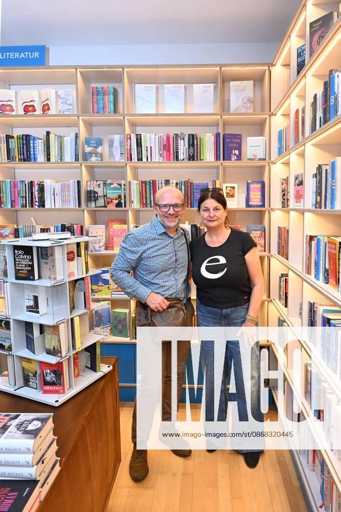 Minifestival AH0J (Literaturfestival) - Tschechien setzt über - der Kulturinitiative Literaturschiff, in der Buchhandlung Kurdirektion in Bad Ischl. Lesungen und Gespräche in Korrespondenz zum Gastauftritt Tschechiens auf der Frankfurter Buchmesse 2026. Es liest die tschechische Schriftstellerin und mehrfache Literaturpreisträgerin Radka Denemarkovich. Die Veranstaltung wrd moderiert von Julia Miesenböck, fotografiert am 30.09.26. Das Bild zeigt links den Veranstalter Christian Gsöllradl-Samhabber mit der Schriftstellerin Radka Denemarkovic 2026 - Minifestival AH0J (Literaturfestival) - Tschechien setzt über - der Kulturinitiative Literaturschiff, in der Buchhandlung Kurdirektion in Bad Ischl. Lesungen und Gespräche in Korrespondenz