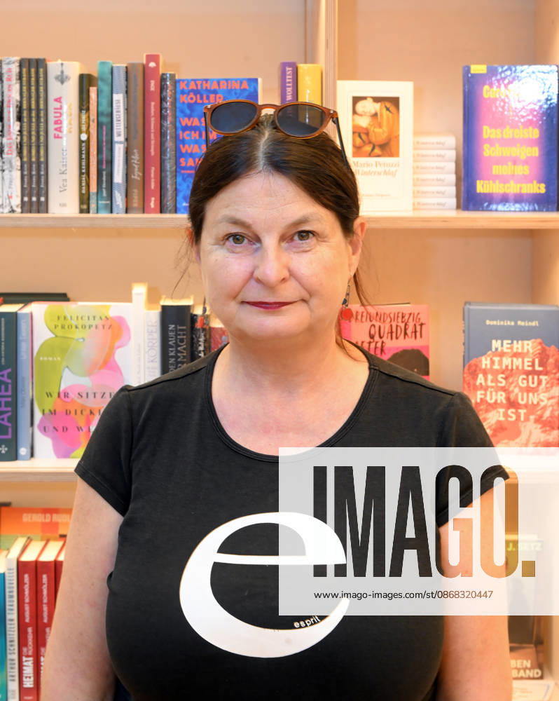 Minifestival AH0J (Literaturfestival) - Tschechien setzt über - der Kulturinitiative Literaturschiff, in der Buchhandlung Kurdirektion in Bad Ischl. Lesungen und Gespräche in Korrespondenz zum Gastauftritt Tschechiens auf der Frankfurter Buchmesse 2026. Es liest die tschechische Schriftstellerin und mehrfache Literaturpreisträgerin Radka Denemarkovich. Die Veranstaltung wrd moderiert von Julia Miesenböck, fotografiert am 30.09.26. Das Bild zeigt die Schriftstellerin Radka Denemarkovic 2026 - Minifestival AH0J (Literaturfestival) - Tschechien setzt über - der Kulturinitiative Literaturschiff, in der Buchhandlung Kurdirektion in Bad Ischl. Lesungen und Gespräche in Korrespondenz zum Gastauftritt Tschechiens auf der Frankfurter Buchmesse