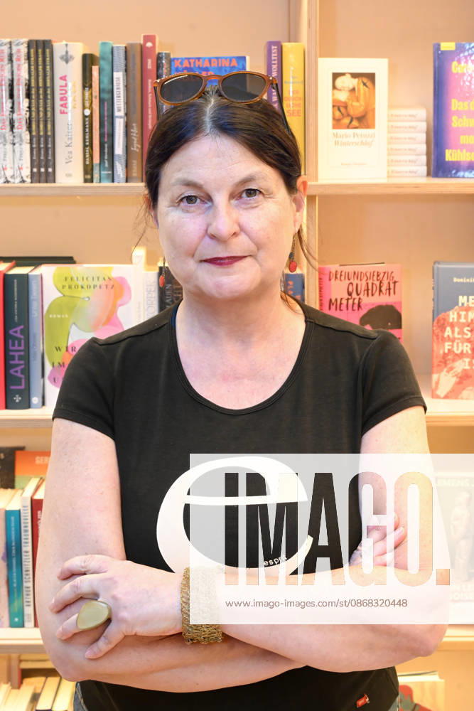 Minifestival AH0J (Literaturfestival) - Tschechien setzt über - der Kulturinitiative Literaturschiff, in der Buchhandlung Kurdirektion in Bad Ischl. Lesungen und Gespräche in Korrespondenz zum Gastauftritt Tschechiens auf der Frankfurter Buchmesse 2026. Es liest die tschechische Schriftstellerin und mehrfache Literaturpreisträgerin Radka Denemarkovich. Die Veranstaltung wrd moderiert von Julia Miesenböck, fotografiert am 30.09.26. Das Bild zeigt die Schriftstellerin Radka Denemarkovic 2026 - Minifestival AH0J (Literaturfestival) - Tschechien setzt über - der Kulturinitiative Literaturschiff, in der Buchhandlung Kurdirektion in Bad Ischl. Lesungen und Gespräche in Korrespondenz zum Gastauftritt Tschechiens auf der Frankfurter Buchmesse