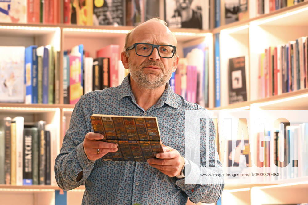 2 2Minifestival AH0J (Literaturfestival) - Tschechien setzt über - der Kulturinitiative Literaturschiff, in der Buchhandlung Kurdirektion in Bad Ischl. Lesungen und Gespräche in Korrespondenz zum Gastauftritt Tschechiens auf der Frankfurter Buchmesse 2026. Es liest die tschechische Schriftstellerin und mehrfache Literaturpreisträgerin Radka Denemarkovich. Die Veranstaltung wrd moderiert von Julia Miesenböck, fotografiert am 30.09.26. Das Bild zeigt den Veranstalter Christian Gsöllradl-Samhabber während seiner Begrüßungsrede 2 3 2 2026 - Minifestival AH0J (Literaturfestival) - Tschechien setzt über - der Kulturinitiative Literaturschiff, in der Buchhandlung Kurdirektion in Bad Ischl. Lesungen und Gespräche in Korrespondenz zum Ga