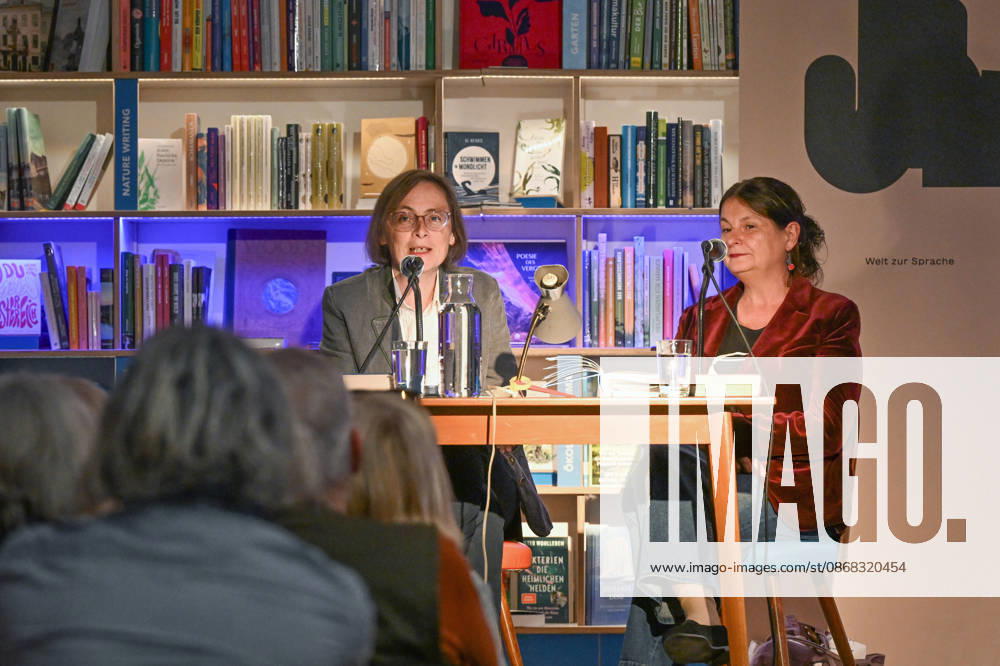 Minifestival AH0J (Literaturfestival) - Tschechien setzt über - der Kulturinitiative Literaturschiff, in der Buchhandlung Kurdirektion in Bad Ischl. Lesungen und Gespräche in Korrespondenz zum Gastauftritt Tschechiens auf der Frankfurter Buchmesse 2026. Es liest die tschechische Schriftstellerin und mehrfache Literaturpreisträgerin Radka Denemarkovich. Die Veranstaltung wrd moderiert von Julia Miesenböck, fotografiert am 30.09.26. Das Bild zeigt links die Moderatorin Julia Miesenböck mit der Schriftstellerin Radka Denemarkovic im Gespräch vor Publikum 2026 - Minifestival AH0J (Literaturfestival) - Tschechien setzt über - der Kulturinitiative Literaturschiff, in der Buchhandlung Kurdirektion in Bad Ischl. Lesungen und Gespräche in Ko