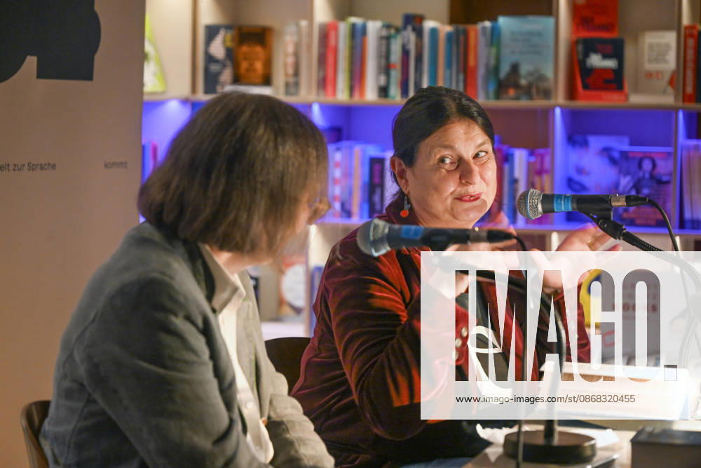 Minifestival AH0J (Literaturfestival) - Tschechien setzt über - der Kulturinitiative Literaturschiff, in der Buchhandlung Kurdirektion in Bad Ischl. Lesungen und Gespräche in Korrespondenz zum Gastauftritt Tschechiens auf der Frankfurter Buchmesse 2026. Es liest die tschechische Schriftstellerin und mehrfache Literaturpreisträgerin Radka Denemarkovich. Die Veranstaltung wird moderiert von Julia Miesenböck, fotografiert am 30.09.26. Das Bild zeigt links die Moderatorin Julia Miesenböck mit der Schriftstellerin Radka Denemarkovic im Gespräch 2026 - Minifestival AH0J (Literaturfestival) - Tschechien setzt über - der Kulturinitiative Literaturschiff, in der Buchhandlung Kurdirektion in Bad Ischl. Lesungen und Gespräche in Korrespondenz