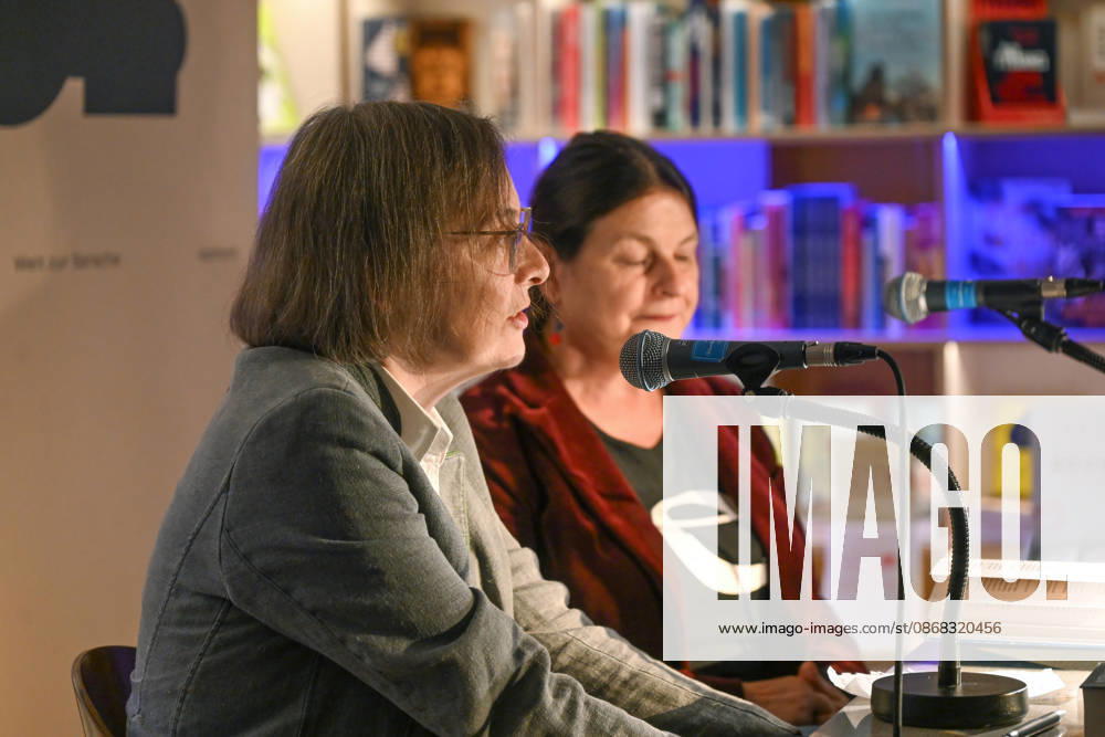 Minifestival AH0J (Literaturfestival) - Tschechien setzt über - der Kulturinitiative Literaturschiff, in der Buchhandlung Kurdirektion in Bad Ischl. Lesungen und Gespräche in Korrespondenz zum Gastauftritt Tschechiens auf der Frankfurter Buchmesse 2026. Es liest die tschechische Schriftstellerin und mehrfache Literaturpreisträgerin Radka Denemarkovich. Die Veranstaltung wird moderiert von Julia Miesenböck, fotografiert am 30.09.26. Das Bild zeigt links die Moderatorin Julia Miesenböck mit der Schriftstellerin Radka Denemarkovic im Gespräch 2026 - Minifestival AH0J (Literaturfestival) - Tschechien setzt über - der Kulturinitiative Literaturschiff, in der Buchhandlung Kurdirektion in Bad Ischl. Lesungen und Gespräche in Korrespondenz