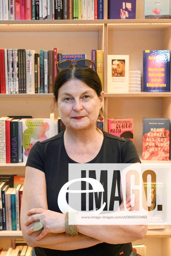Minifestival AH0J (Literaturfestival) - Tschechien setzt über - der Kulturinitiative Literaturschiff, in der Buchhandlung Kurdirektion in Bad Ischl. Lesungen und Gespräche in Korrespondenz zum Gastauftritt Tschechiens auf der Frankfurter Buchmesse 2026. Es liest die tschechische Schriftstellerin und mehrfache Literaturpreisträgerin Radka Denemarkovich. Die Veranstaltung wrd moderiert von Julia Miesenböck, fotografiert am 30.09.26. Das Bild zeigt die Schriftstellerin Radka Denemarkovic 2026 - Minifestival AH0J (Literaturfestival) - Tschechien setzt über - der Kulturinitiative Literaturschiff, in der Buchhandlung Kurdirektion in Bad Ischl. Lesungen und Gespräche in Korrespondenz zum Gastauftritt Tschechiens auf der Frankfurter Buchmesse