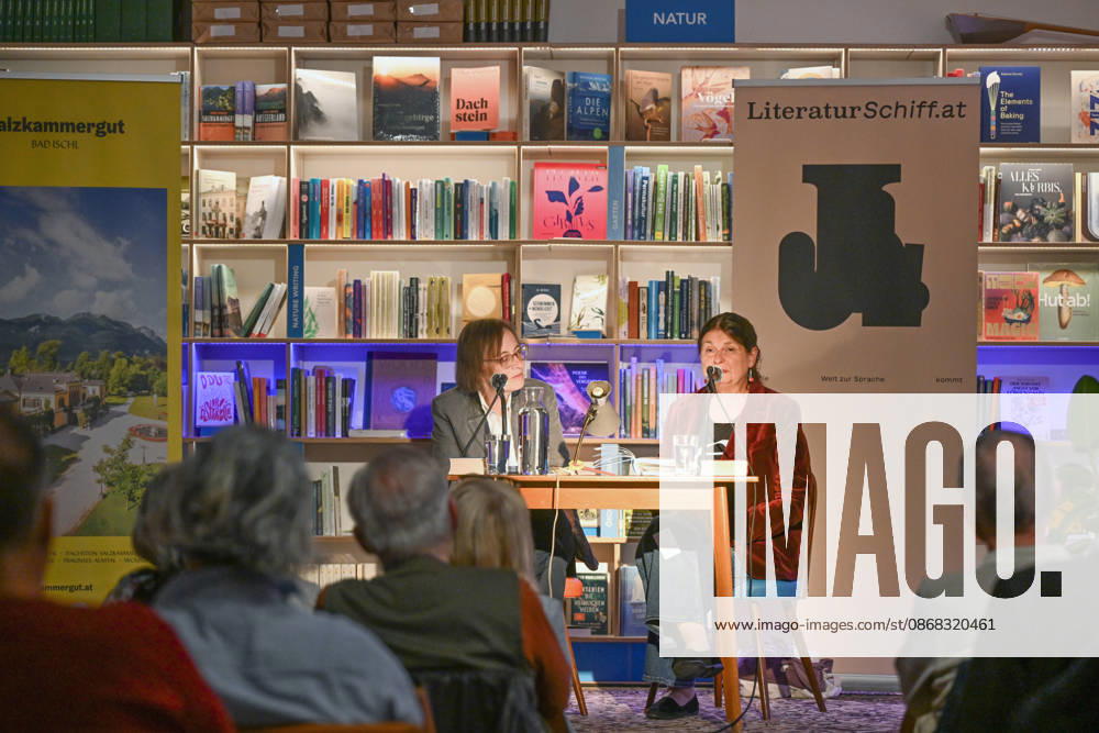 Minifestival AH0J (Literaturfestival) - Tschechien setzt über - der Kulturinitiative Literaturschiff, in der Buchhandlung Kurdirektion in Bad Ischl. Lesungen und Gespräche in Korrespondenz zum Gastauftritt Tschechiens auf der Frankfurter Buchmesse 2026. Es liest die tschechische Schriftstellerin und mehrfache Literaturpreisträgerin Radka Denemarkovich. Die Veranstaltung wird moderiert von Julia Miesenböck, fotografiert am 30.09.26. Das Bild zeigt links die Moderatorin Julia Miesenböck mit der Schriftstellerin Radka Denemarkovic im Gespräch vor Publikum 2026 - Minifestival AH0J (Literaturfestival) - Tschechien setzt über - der Kulturinitiative Literaturschiff, in der Buchhandlung Kurdirektion in Bad Ischl. Lesungen und Gespräche in K