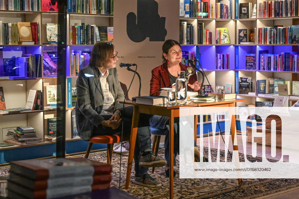 Minifestival AH0J (Literaturfestival) - Tschechien setzt über - der Kulturinitiative Literaturschiff, in der Buchhandlung Kurdirektion in Bad Ischl. Lesungen und Gespräche in Korrespondenz zum Gastauftritt Tschechiens auf der Frankfurter Buchmesse 2026. Es liest die tschechische Schriftstellerin und mehrfache Literaturpreisträgerin Radka Denemarkovich. Die Veranstaltung wird moderiert von Julia Miesenböck, fotografiert am 30.09.26. Das Bild zeigt links die Moderatorin Julia Miesenböck mit der Schriftstellerin Radka Denemarkovic im Gespräch 2026 - Minifestival AH0J (Literaturfestival) - Tschechien setzt über - der Kulturinitiative Literaturschiff, in der Buchhandlung Kurdirektion in Bad Ischl. Lesungen und Gespräche in Korrespondenz