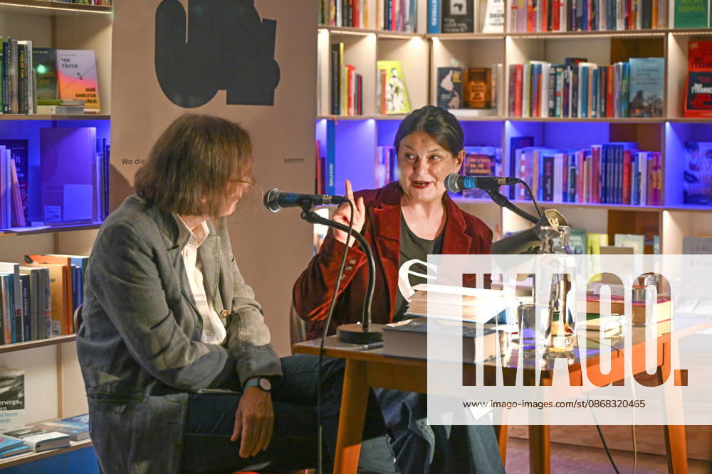 Minifestival AH0J (Literaturfestival) - Tschechien setzt über - der Kulturinitiative Literaturschiff, in der Buchhandlung Kurdirektion in Bad Ischl. Lesungen und Gespräche in Korrespondenz zum Gastauftritt Tschechiens auf der Frankfurter Buchmesse 2026. Es liest die tschechische Schriftstellerin und mehrfache Literaturpreisträgerin Radka Denemarkovich. Die Veranstaltung wird moderiert von Julia Miesenböck, fotografiert am 30.09.26. Das Bild zeigt links die Moderatorin Julia Miesenböck mit der Schriftstellerin Radka Denemarkovic im Gespräch 2026 - Minifestival AH0J (Literaturfestival) - Tschechien setzt über - der Kulturinitiative Literaturschiff, in der Buchhandlung Kurdirektion in Bad Ischl. Lesungen und Gespräche in Korrespondenz