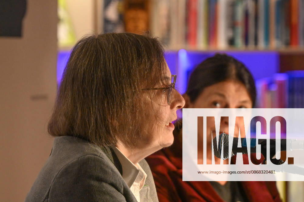 Minifestival AH0J (Literaturfestival) - Tschechien setzt über - der Kulturinitiative Literaturschiff, in der Buchhandlung Kurdirektion in Bad Ischl. Lesungen und Gespräche in Korrespondenz zum Gastauftritt Tschechiens auf der Frankfurter Buchmesse 2026. Es liest die tschechische Schriftstellerin und mehrfache Literaturpreisträgerin Radka Denemarkovich. Die Veranstaltung wird moderiert von Julia Miesenböck, fotografiert am 30.09.26. Das Bild zeigt links die Moderatorin Julia Miesenböck mit der Schriftstellerin Radka Denemarkovic im Gespräch 2026 - Minifestival AH0J (Literaturfestival) - Tschechien setzt über - der Kulturinitiative Literaturschiff, in der Buchhandlung Kurdirektion in Bad Ischl. Lesungen und Gespräche in Korrespondenz