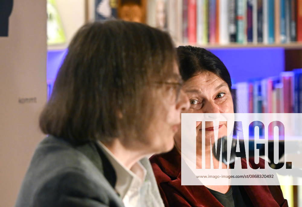 Minifestival AH0J (Literaturfestival) - Tschechien setzt über - der Kulturinitiative Literaturschiff, in der Buchhandlung Kurdirektion in Bad Ischl. Lesungen und Gespräche in Korrespondenz zum Gastauftritt Tschechiens auf der Frankfurter Buchmesse 2026. Es liest die tschechische Schriftstellerin und mehrfache Literaturpreisträgerin Radka Denemarkovich. Die Veranstaltung wird moderiert von Julia Miesenböck, fotografiert am 30.09.26. Das Bild zeigt links die Moderatorin Julia Miesenböck mit der Schriftstellerin Radka Denemarkovic im Gespräch 2026 - Minifestival AH0J (Literaturfestival) - Tschechien setzt über - der Kulturinitiative Literaturschiff, in der Buchhandlung Kurdirektion in Bad Ischl. Lesungen und Gespräche in Korrespondenz