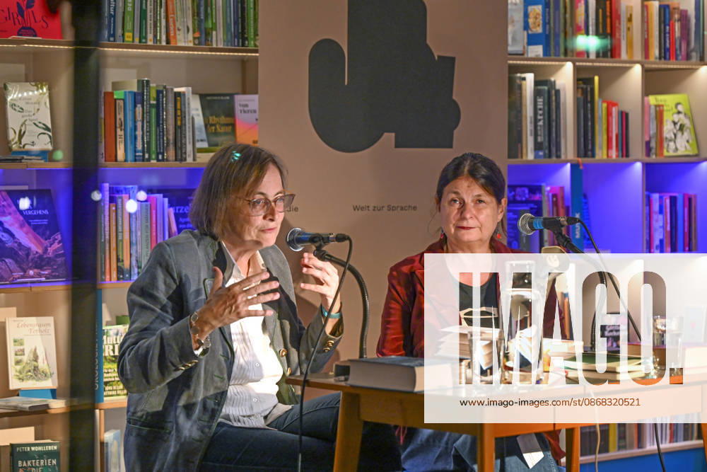 Minifestival AH0J (Literaturfestival) - Tschechien setzt über - der Kulturinitiative Literaturschiff, in der Buchhandlung Kurdirektion in Bad Ischl. Lesungen und Gespräche in Korrespondenz zum Gastauftritt Tschechiens auf der Frankfurter Buchmesse 2026. Es liest die tschechische Schriftstellerin und mehrfache Literaturpreisträgerin Radka Denemarkovich. Die Veranstaltung wird moderiert von Julia Miesenböck, fotografiert am 30.09.26. Das Bild zeigt links die Moderatorin Julia Miesenböck mit der Schriftstellerin Radka Denemarkovic im Gespräch 2026 - Minifestival AH0J (Literaturfestival) - Tschechien setzt über - der Kulturinitiative Literaturschiff, in der Buchhandlung Kurdirektion in Bad Ischl. Lesungen und Gespräche in Korrespondenz