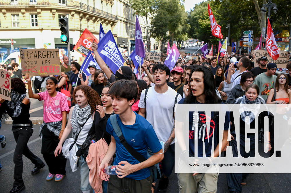 High school student protest in Marseille, France - 29 Sept 2026 Protesters holding flags and placards march through the streets of Marseille, chanting slogans during the demonstration. Several hundred high school students are marching through the streets of Marseille to protest against budget cuts affecting high schools and the entire national education system. Marseille France
