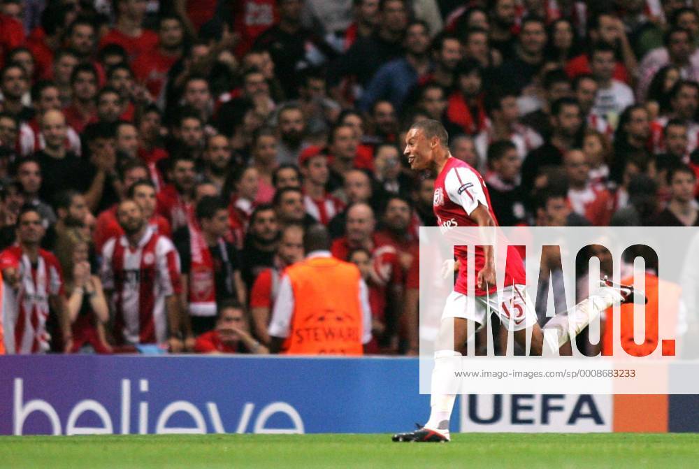 Arsenal s Alex Oxlade-Chamberlain celebrates scoring the opening goal - UEFA Champions League - Group F - Arsenal FC London v Olympiakos Piräus - - Wed 28 Sep 2011 - Emirates Stadium - London - ZEM73_Arsenal_v_Olympiacos
