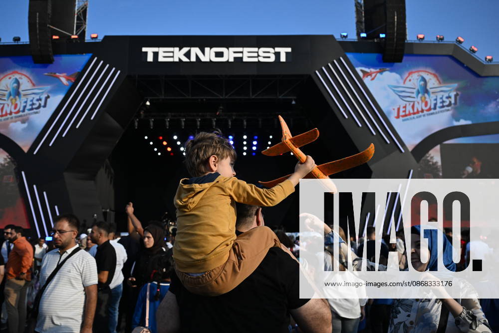 TEKNOFEST Southeast in Turkiye s Sanliurfa SANLIURFA, TURKIYE - OCTOBER 1: Visitors enjoy the Aviation, Space and Technology Festival (TEKNOFEST), as it continues on its second day at Sanliurfa GAP Airport in Sanliurfa, Turkiye, on October 1, 2026. Ozkan Bilgin Anadolu Sanliurfa Turkey. Editorial use only. Please get in touch for any other usage.