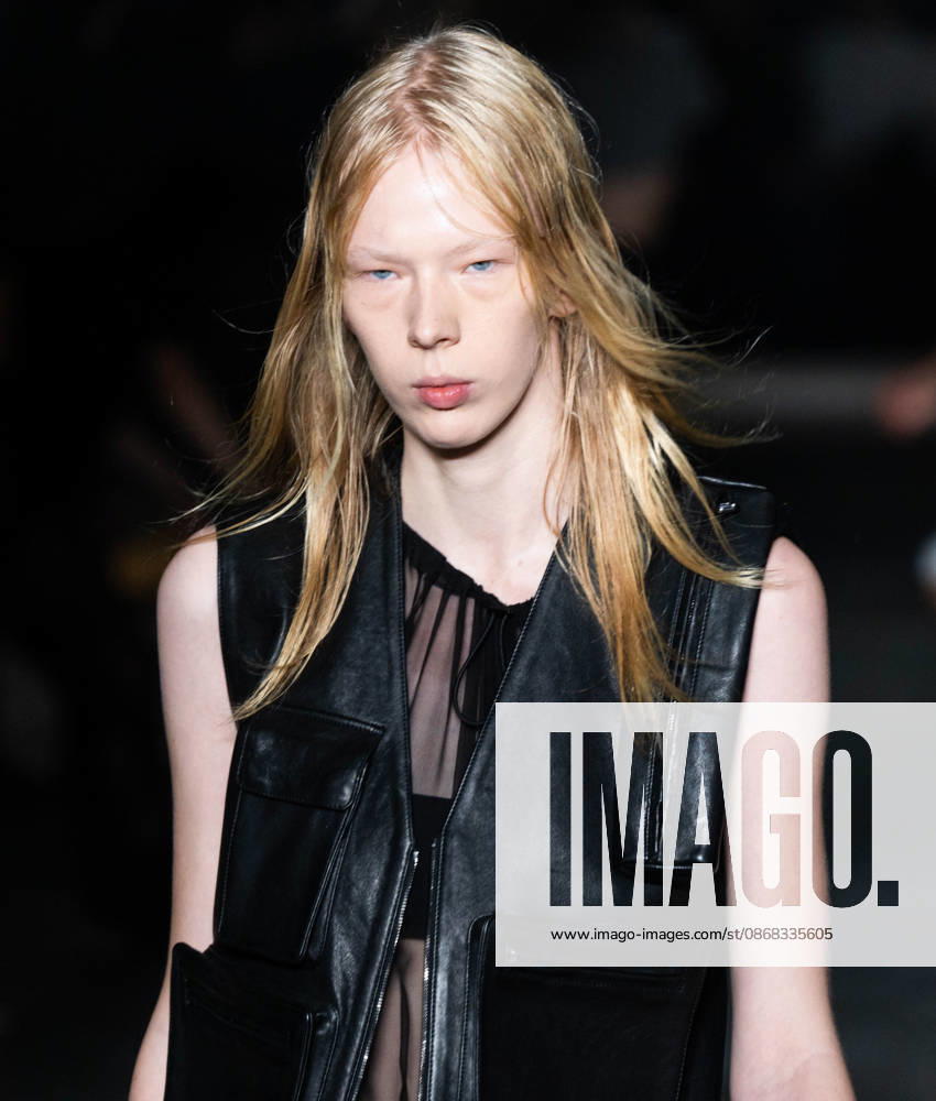 Paris Fashion Week Women s Wear SPRING SUMMER 2027 Collection by ALAINPAUL, October 1, 2026, photography by Sylvie Lefort, MAXPPP 01 10 2026 @Sylvie Lefort Photography MAXPPP 10 01 26 Models showcase designs from the ALAINPAUL Women’s Spring Summer 2027 collection during Paris Fashion Week in Paris, France, October 1, 2026. The Women’s collections were presented from September 28 to October 6, 26