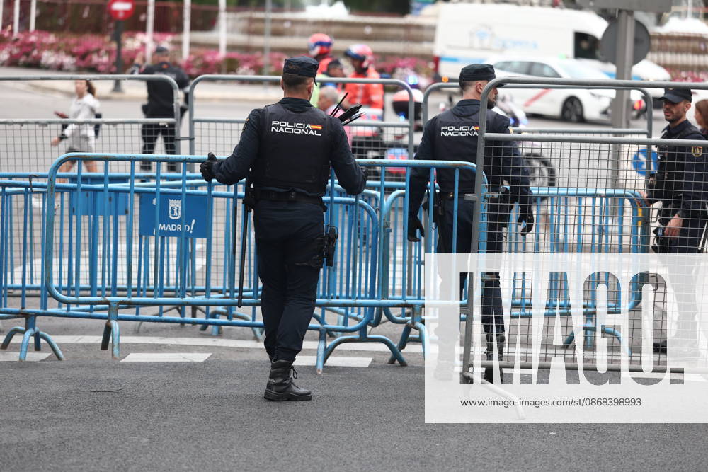 Police Set Up Barriers at the Entrance to Congress Following Announcement by Protesters Camped at Puerta del Sol That They Will Protest During the Plenary Session National Police officers set up barriers around the perimeter of the Congress of Deputies on October 2, 2026, in Madrid, Spain. The National Police have increased security and erected barriers at the entrance to the Congress of Deputies following an announcement by social groups camped out at Puerta del Sol that they will gather near the Lower House to demand the approval of housing decrees. OCT 2RE 2026 Madrid, Madrid, Spain
