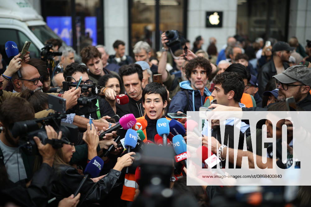 Protests Outside Congress Ahead of the Vote on Housing Decrees Alicia del Rio, spokesperson for the Madrid Tenants’ Union, speaks to the media during a housing protest outside the Congress of Deputies on October 2, 2026, in Madrid, Spain. The Madrid Tenants’ Union has organized a protest outside the Congress of Deputies to demand a vote in favor of the two housing decrees proposed by the government this week. OCTOBER 2, 2026 Alejandro Martínez Vé Madrid, Madrid, Spain