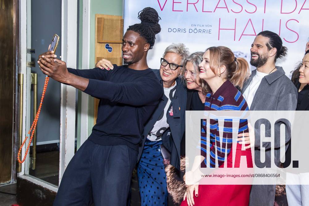 ABB FRAUWINKLER- Eugene Boateng Handy Fotos Doris Doerrie, Angela Winkler, Laura Tonke, Josef Ellers auf dem roten Teppich beim Special Screening des Kino Films Frau Winkler verlaesst das Haus im Cinema Parisl in Berlin 01.10.2026 Berlin Deutschland