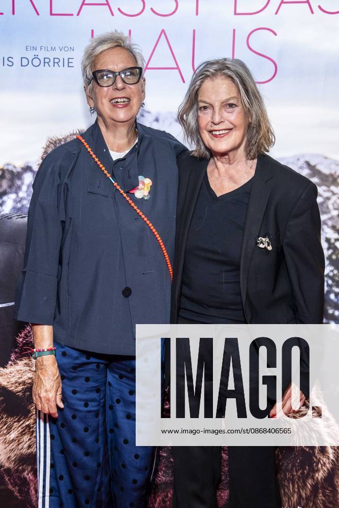 ABB FRAUWINKLER- Doris Doerrie mit Angela Winkler auf dem roten Teppich beim Special Screening des Kino Films Frau Winkler verlaesst das Haus im Cinema Parisl in Berlin 01.10.2026 Berlin Deutschland