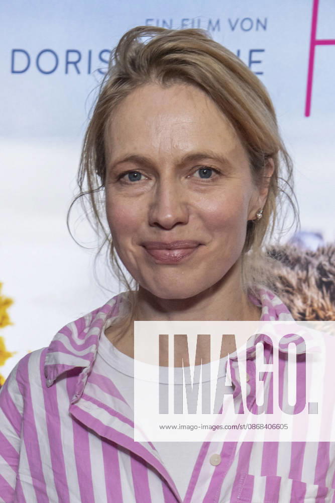 ABB FRAUWINKLER- Anna Brueggemann auf dem roten Teppich beim Special Screening des Kino Films Frau Winkler verlaesst das Haus im Cinema Parisl in Berlin 01.10.2026 Berlin Deutschland