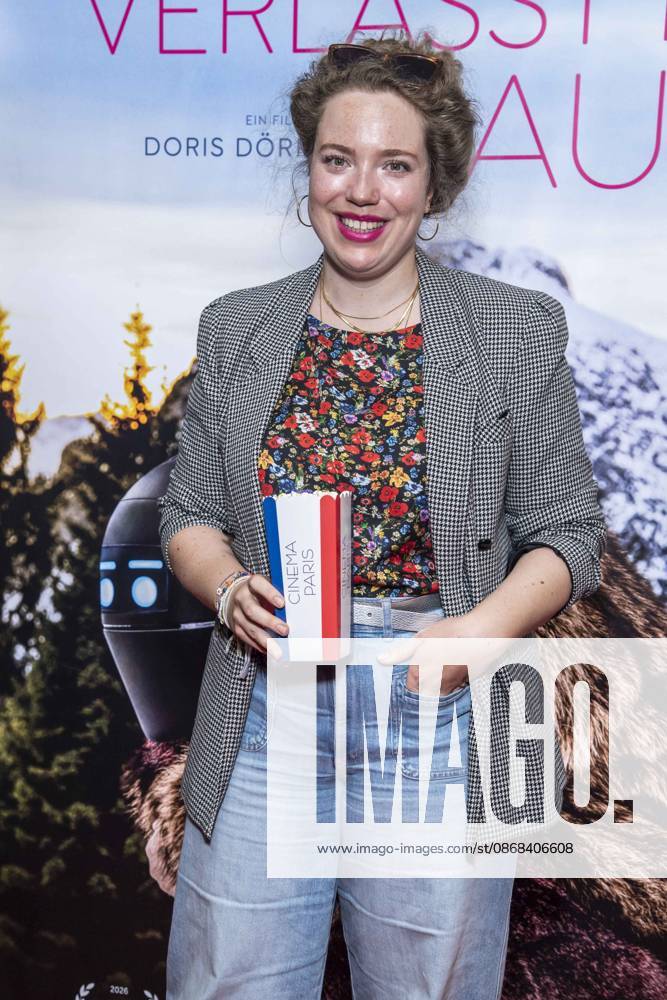 ABB FRAUWINKLER- Julia Jendrossek auf dem roten Teppich beim Special Screening des Kino Films Frau Winkler verlaesst das Haus im Cinema Parisl in Berlin 01.10.2026 Berlin Deutschland