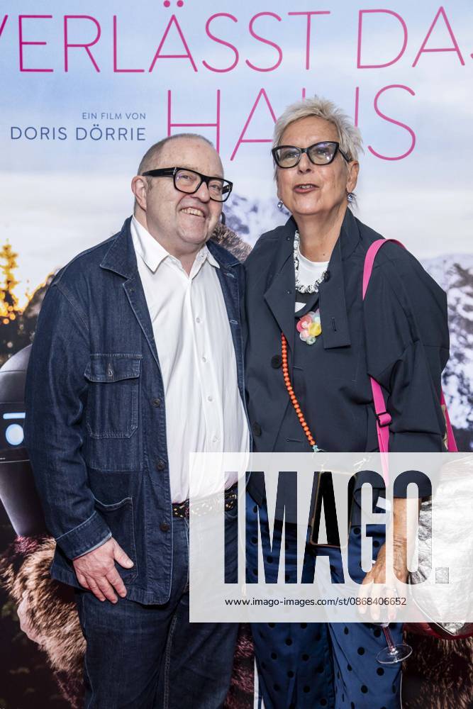 ABB FRAUWINKLER- Gustav Peter Woehler und Doris Doerrie auf dem roten Teppich beim Special Screening des Kino Films Frau Winkler verlaesst das Haus im Cinema Parisl in Berlin 01.10.2026 Berlin Deutschland