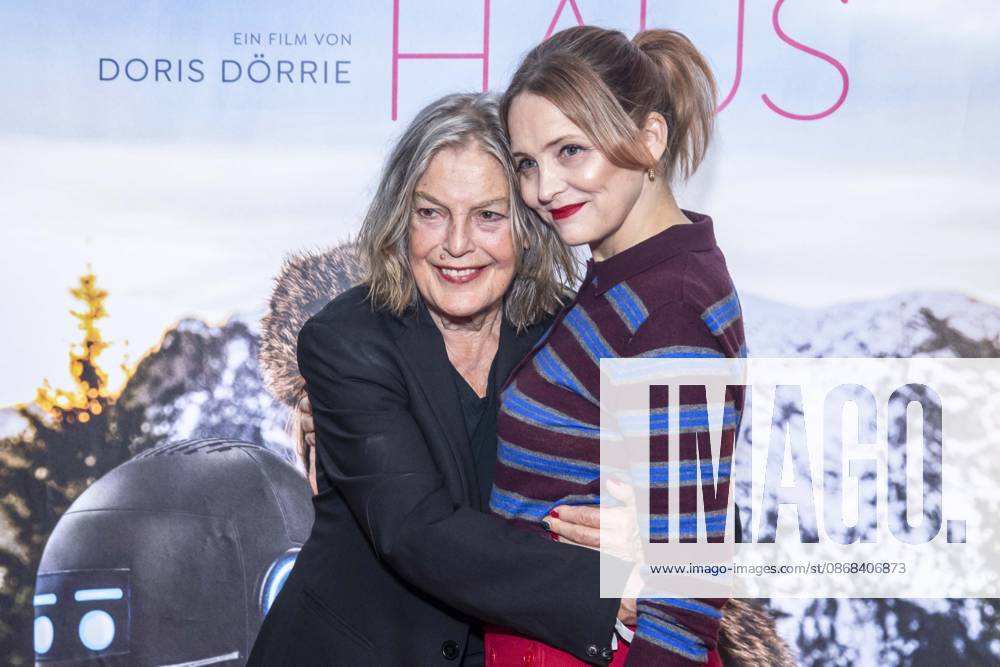 ABB FRAUWINKLER- Angela Winkler und Laura Tonke auf dem roten Teppich beim Special Screening des Kino Films Frau Winkler verlaesst das Haus im Cinema Parisl in Berlin 01.10.2026 Berlin Deutschland