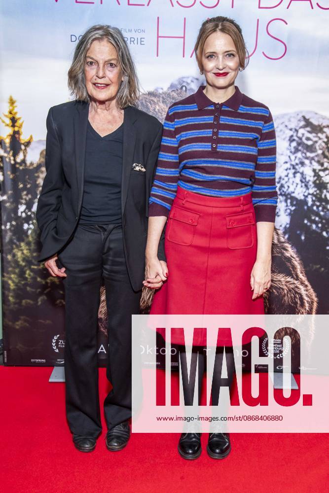 ABB FRAUWINKLER- Angela Winkler und Laura Tonke auf dem roten Teppich beim Special Screening des Kino Films Frau Winkler verlaesst das Haus im Cinema Parisl in Berlin 01.10.2026 Berlin Deutschland