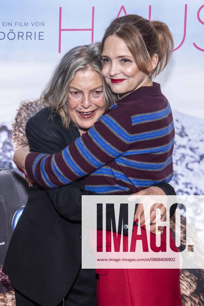 ABB FRAUWINKLER- Angela Winkler und Laura Tonke auf dem roten Teppich beim Special Screening des Kino Films Frau Winkler verlaesst das Haus im Cinema Parisl in Berlin 01.10.2026 Berlin Deutschland