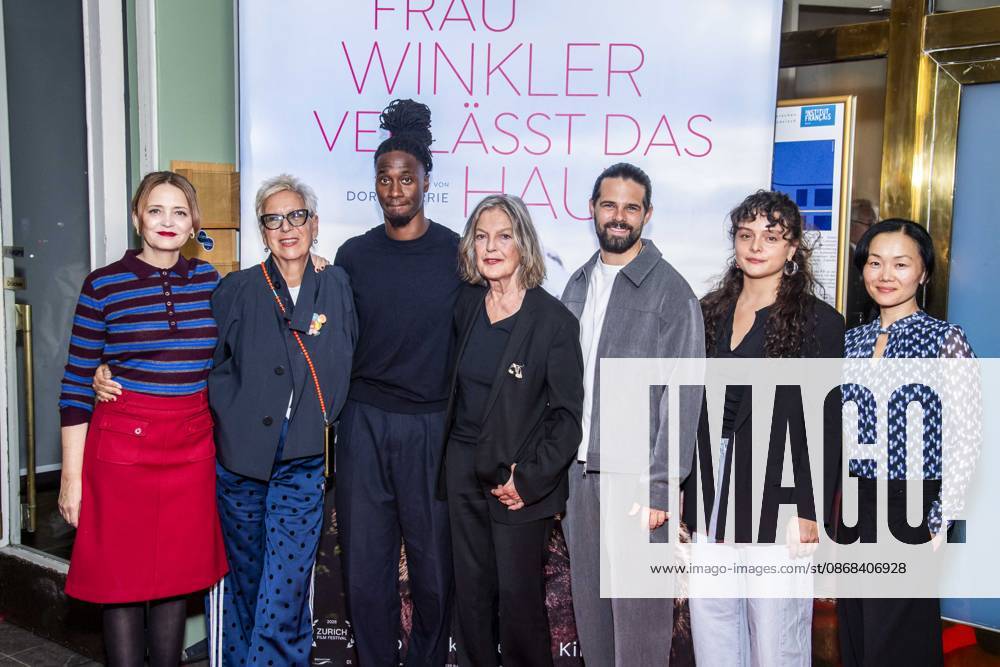 ABB FRAUWINKLER- Laura Tonke, Doris Doerrie, Eugene Boateng, Angela Winkler, Josef Ellers, Via Jikeli und Yvonne Yung Hee Bormann auf dem roten Teppich beim Special Screening des Kino Films Frau Winkler verlaesst das Haus im Cinema Parisl in Berlin 01.10.2026 Berlin Deutschland