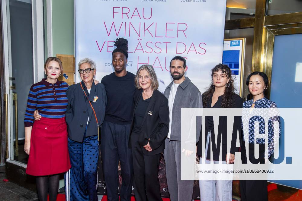 ABB FRAUWINKLER- Laura Tonke, Doris Doerrie, Eugene Boateng, Angela Winkler, Josef Ellers, Via Jikeli und Yvonne Yung Hee Bormann auf dem roten Teppich beim Special Screening des Kino Films Frau Winkler verlaesst das Haus im Cinema Parisl in Berlin 01.10.2026 Berlin Deutschland