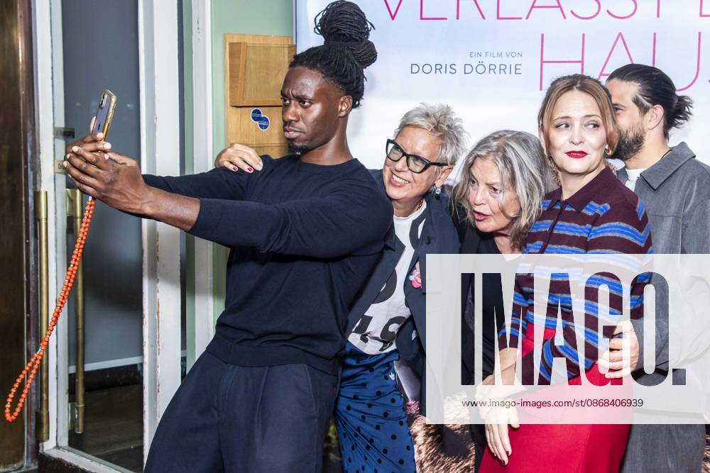 ABB FRAUWINKLER- Eugene Boateng Handy Fotos Doris Doerrie, Angela Winkler, Laura Tonke, Josef Ellers auf dem roten Teppich beim Special Screening des Kino Films Frau Winkler verlaesst das Haus im Cinema Parisl in Berlin 01.10.2026 Berlin Deutschland
