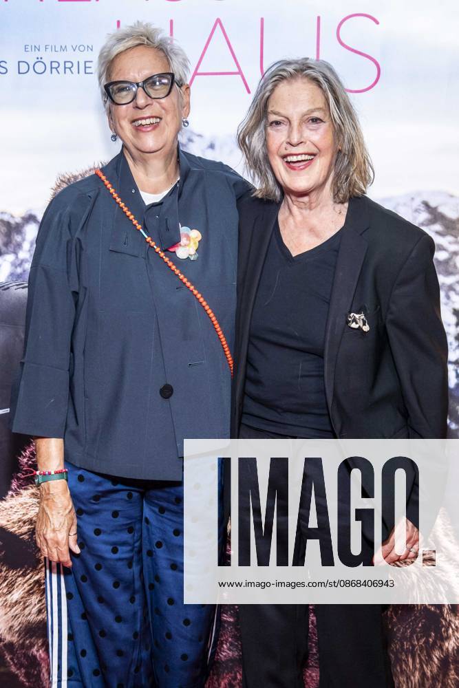 ABB FRAUWINKLER- Doris Doerrie mit Angela Winkler auf dem roten Teppich beim Special Screening des Kino Films Frau Winkler verlaesst das Haus im Cinema Parisl in Berlin 01.10.2026 Berlin Deutschland