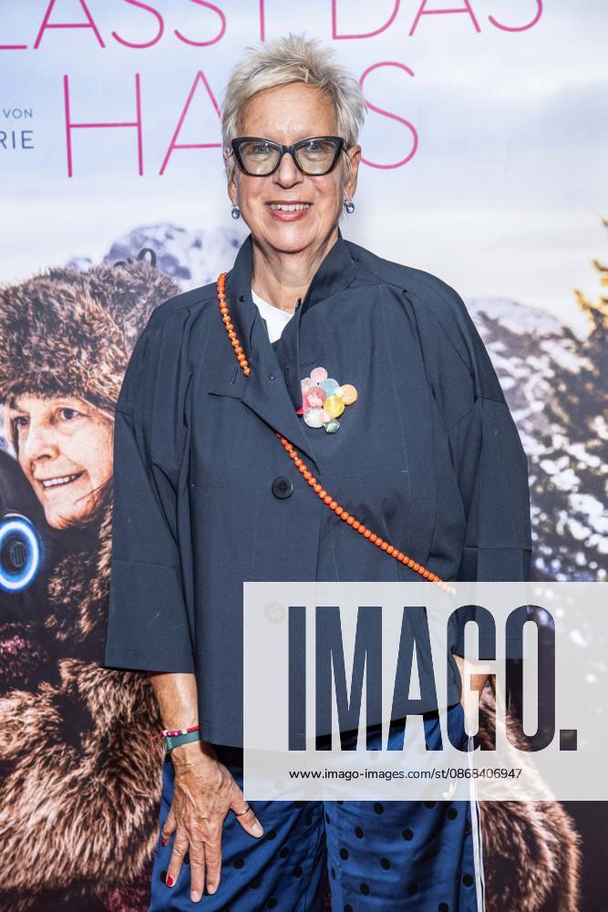 ABB FRAUWINKLER- Doris Doerrie Regisseurin auf dem roten Teppich beim Special Screening des Kino Films Frau Winkler verlaesst das Haus im Cinema Parisl in Berlin 01.10.2026 Berlin Deutschland