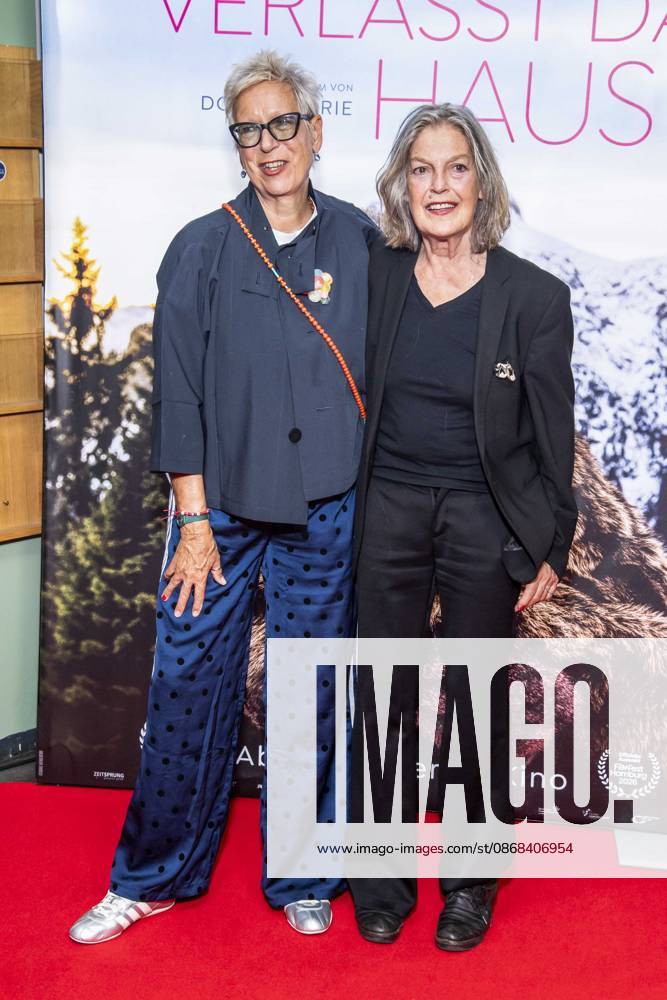 ABB FRAUWINKLER- Doris Doerrie mit Angela Winkler auf dem roten Teppich beim Special Screening des Kino Films Frau Winkler verlaesst das Haus im Cinema Parisl in Berlin 01.10.2026 Berlin Deutschland