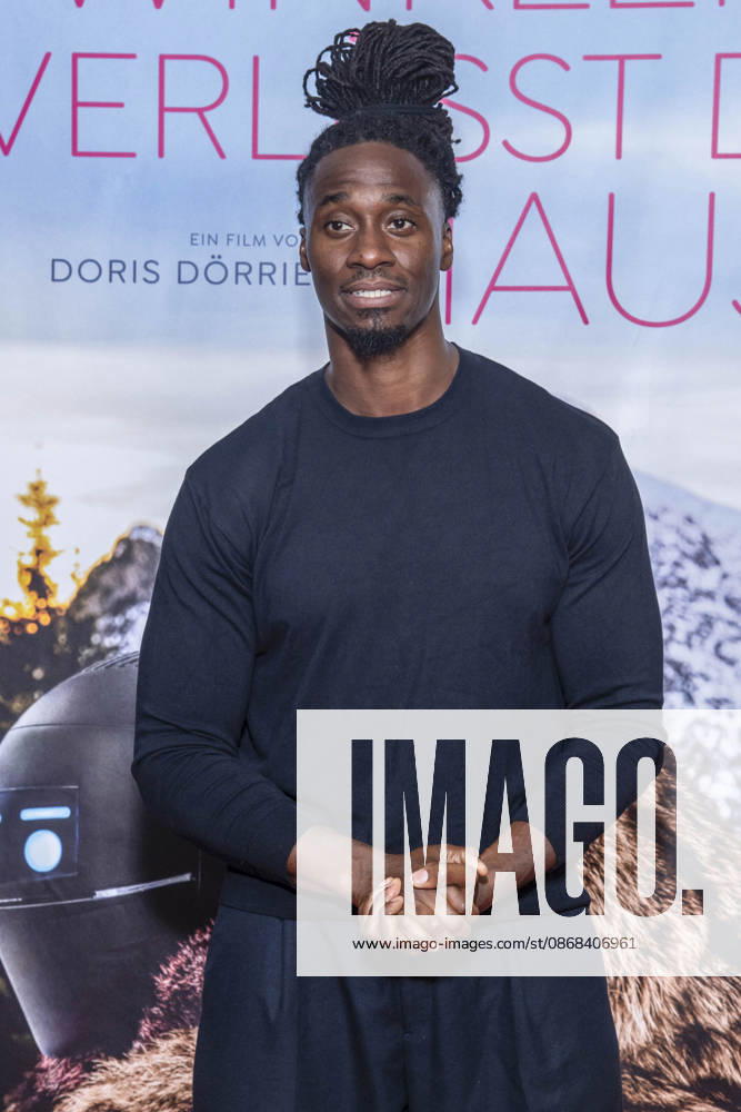 ABB FRAUWINKLER- Eugene Boateng auf dem roten Teppich beim Special Screening des Kino Films Frau Winkler verlaesst das Haus im Cinema Parisl in Berlin 01.10.2026 Berlin Deutschland