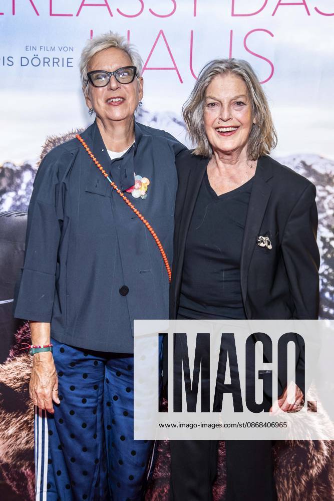 ABB FRAUWINKLER- Doris Doerrie mit Angela Winkler auf dem roten Teppich beim Special Screening des Kino Films Frau Winkler verlaesst das Haus im Cinema Parisl in Berlin 01.10.2026 Berlin Deutschland